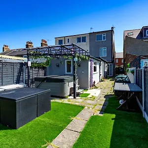 Wavecrest With Hot Tub Garden Sleeps 8 Flamborough